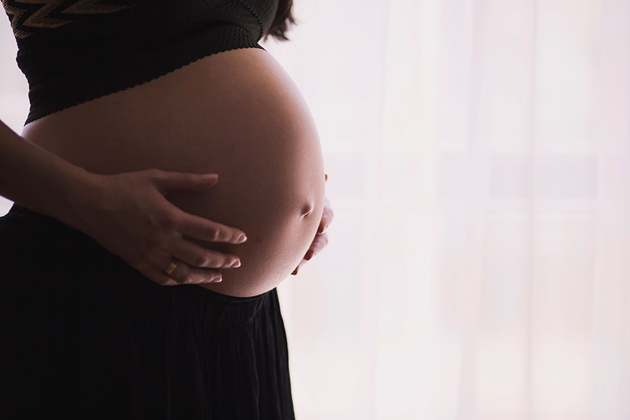 Femme enceinte consultation ostéopathe Mours
